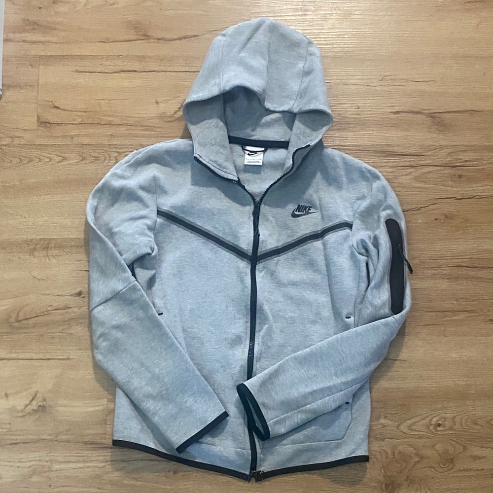 Nike Light Gray Zip-Up Hooded Jacket with Contrast Trim NikeTech Small